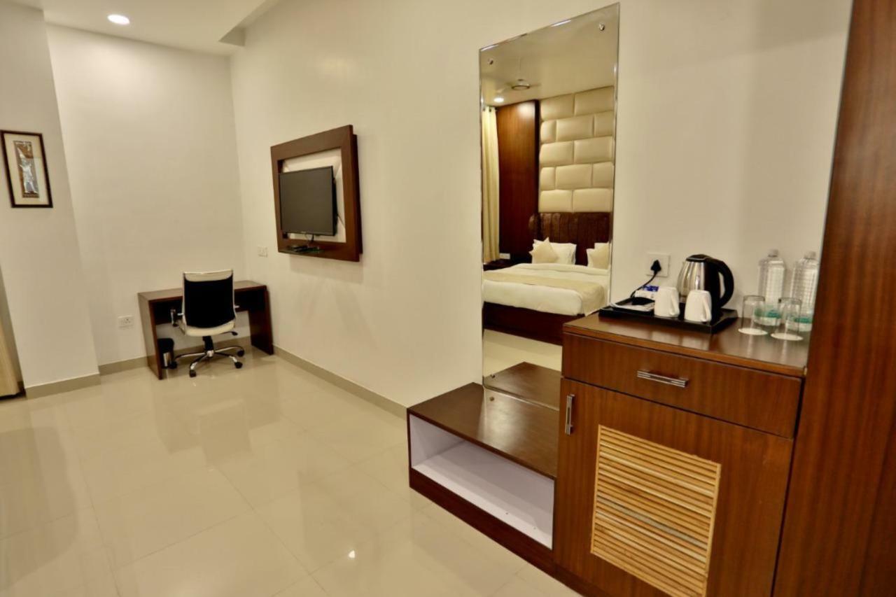 Royal Imperio Otel Faridabad Dış mekan fotoğraf