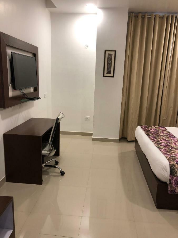 Royal Imperio Otel Faridabad Dış mekan fotoğraf