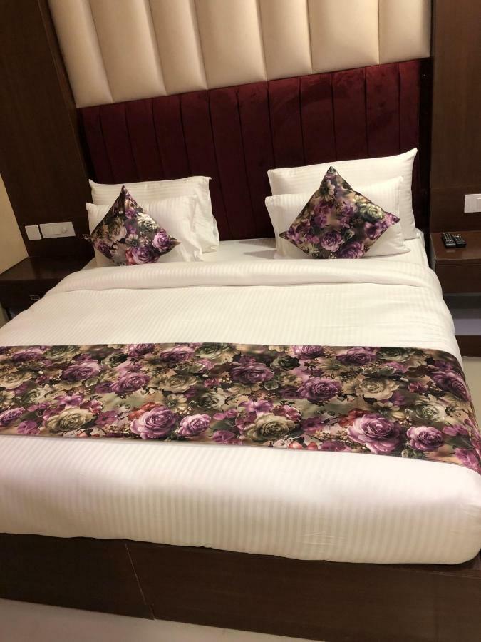 Royal Imperio Otel Faridabad Dış mekan fotoğraf