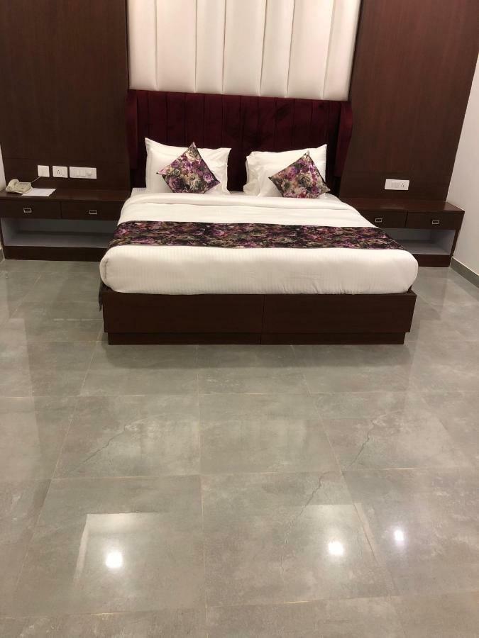 Royal Imperio Otel Faridabad Dış mekan fotoğraf